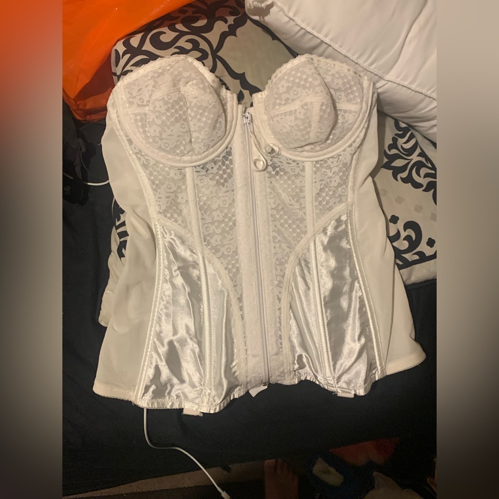 White lace corset vintage was 130$ can be zipped or clipped can fit and size